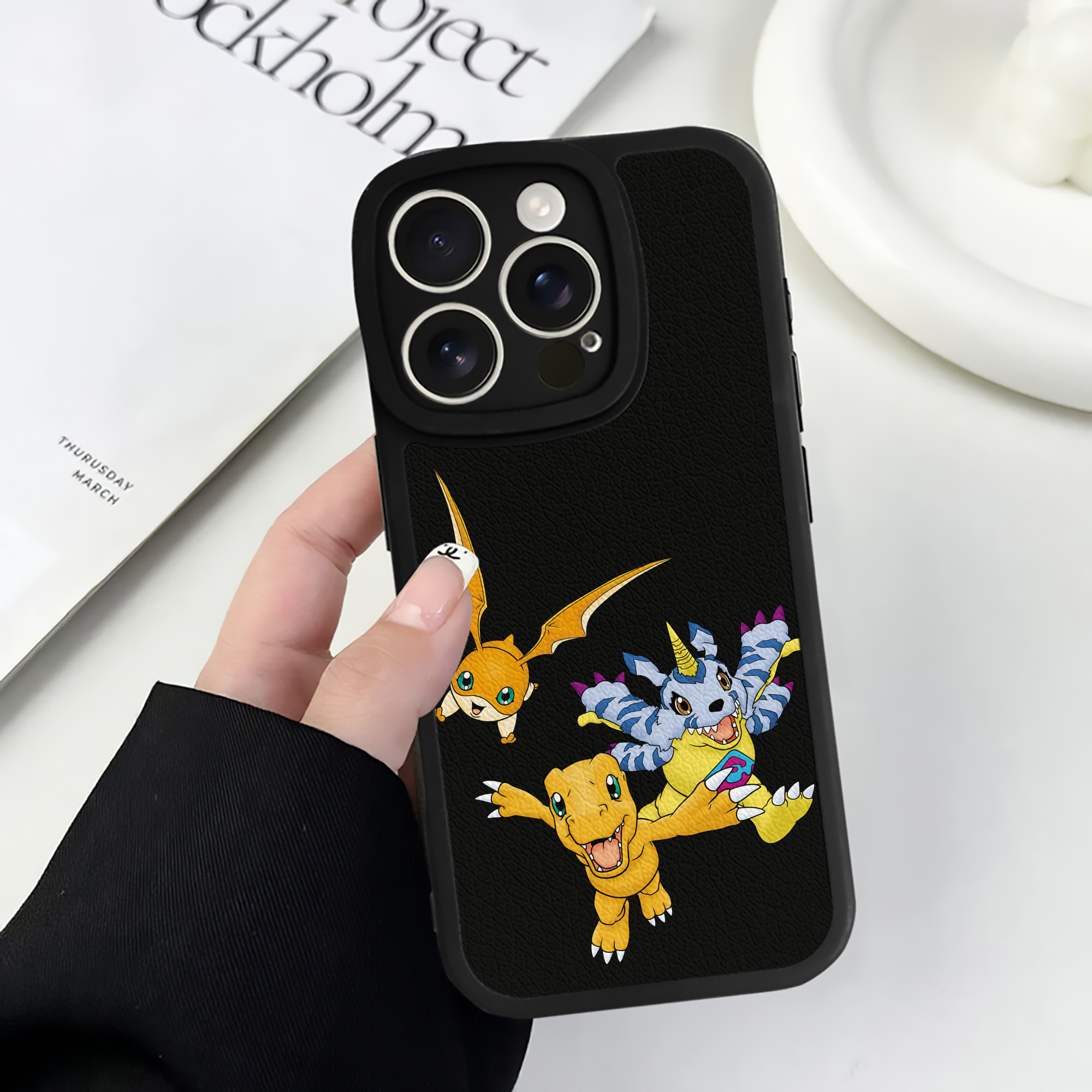 （画像用） Digimon デジタルモンスター/デジモン 【iPhone 16シリーズ対応】シリコンスマホケース（レザー調） 材質：シリコン